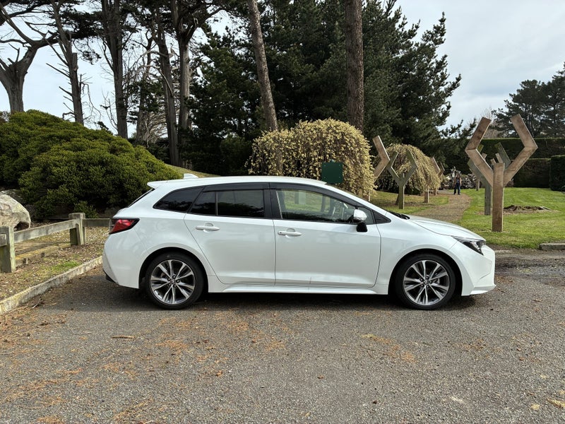 2022 Toyota Corolla Touring Hybrid image 2