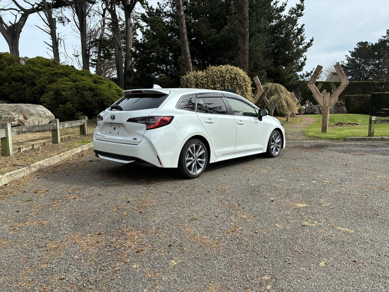 2022 Toyota Corolla Touring Hybrid image 3