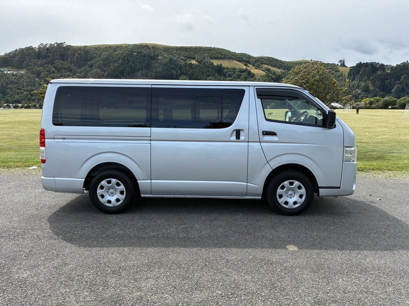 2022 Toyota Hiace 2.0P DX Long Van 6A 2WD image 5