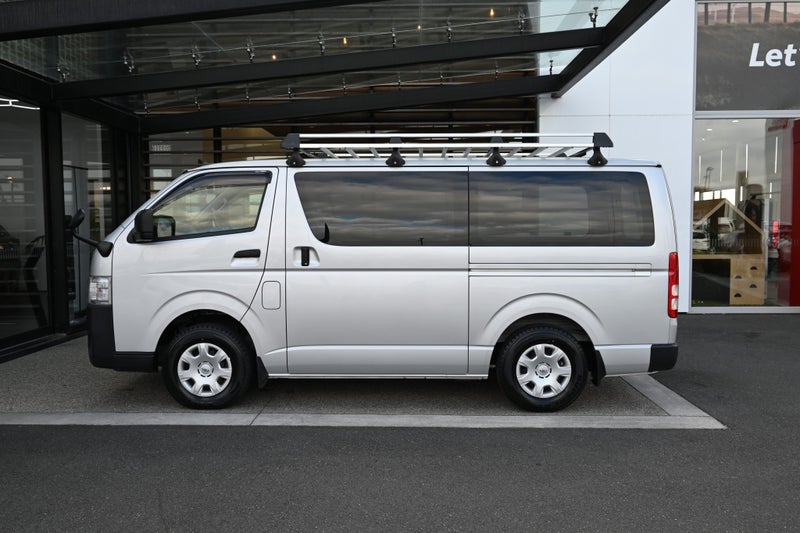 2022 Toyota Hiace DX Long 2.8 Turbo Diesel RWD Van image 3