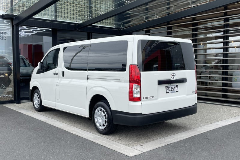 2022 Toyota Hiace ZR 2.8 Turbo Diesel RWD Van image 2