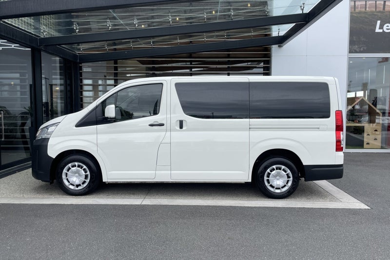 2022 Toyota Hiace ZR 2.8 Turbo Diesel RWD Van image 3