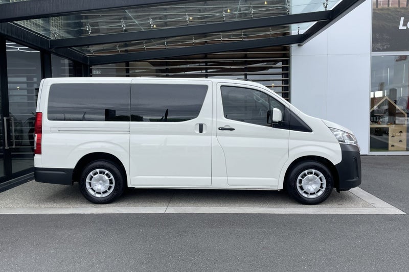 2022 Toyota Hiace ZR 2.8 Turbo Diesel RWD Van image 5