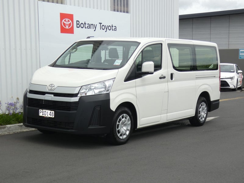 2022 Toyota Hiace ZR 2.8DT image 1