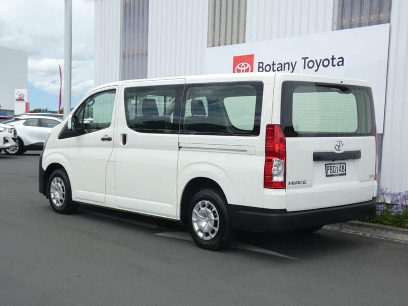 2022 Toyota Hiace ZR 2.8DT image 2