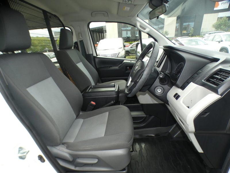 2022 Toyota Hiace ZR 2.8DT image 3