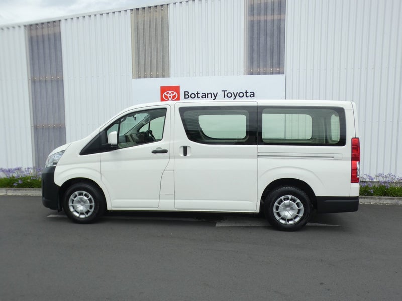 2022 Toyota Hiace ZR 2.8DT image 5