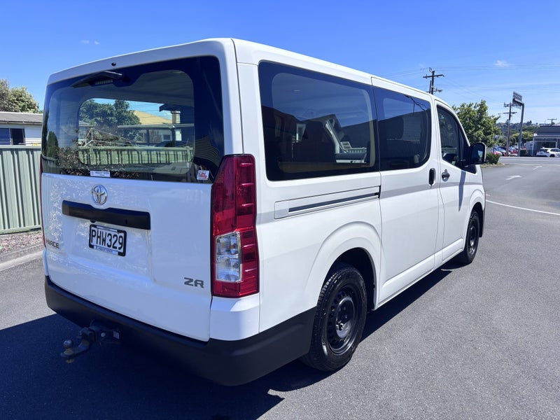 2022 Toyota Hiace ZR 2.8DT 6AT RWD GVN/5D/2S (H... image 3