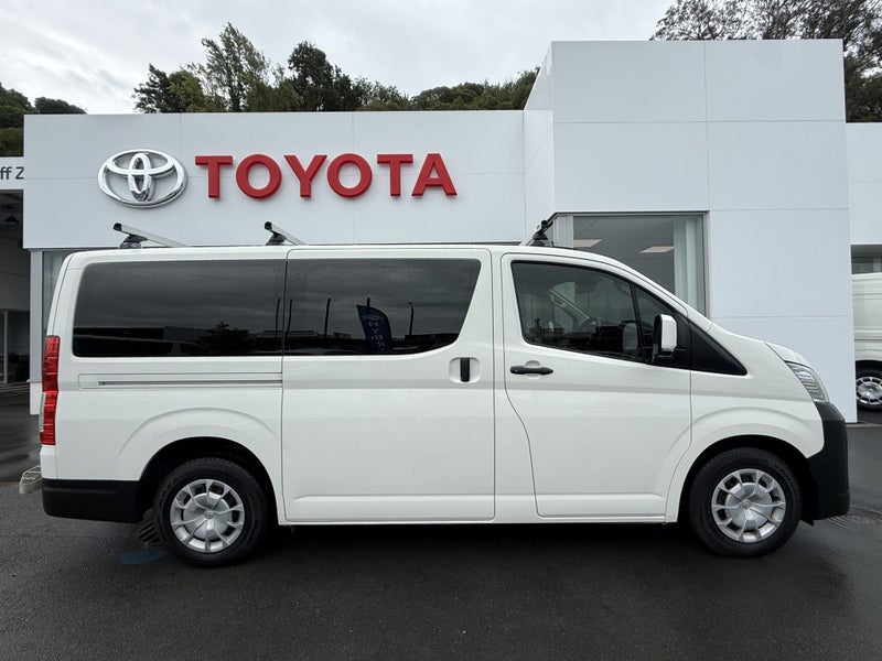 2022 Toyota Hiace ZR 2.8DT 6Manual image 3