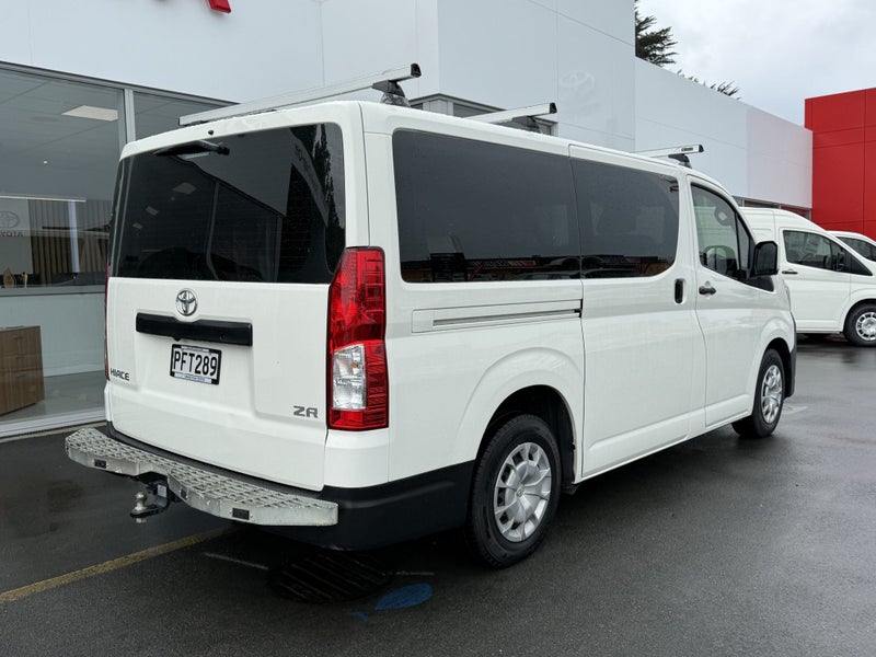 2022 Toyota Hiace ZR 2.8DT 6Manual image 4