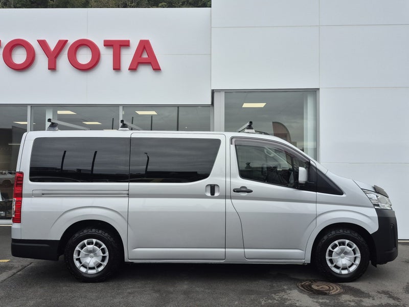 2022 Toyota Hiace ZR 2.8DT Auto image 2