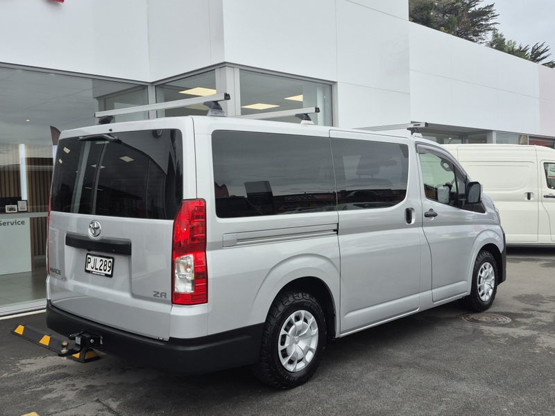 2022 Toyota Hiace ZR 2.8DT Auto image 3