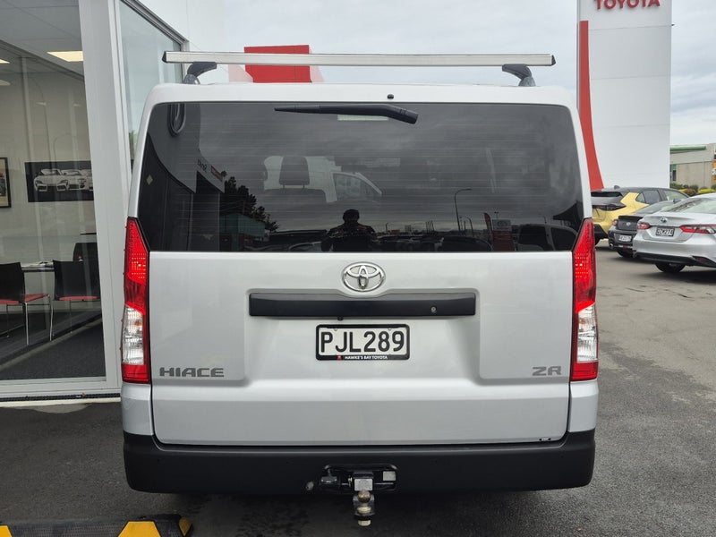 2022 Toyota Hiace ZR 2.8DT Auto image 4