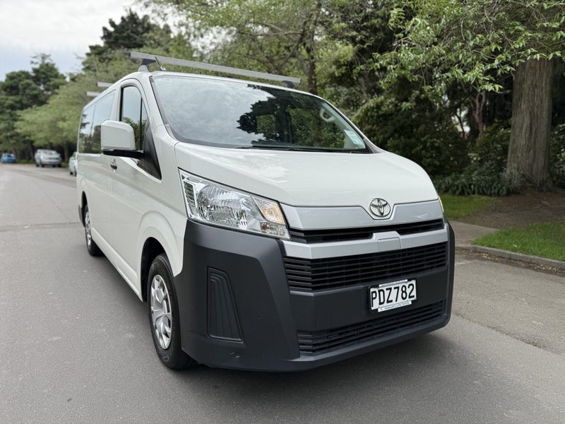 2022 Toyota Hiace ZR 2.8DT Automatic RWD Minibu... image 3