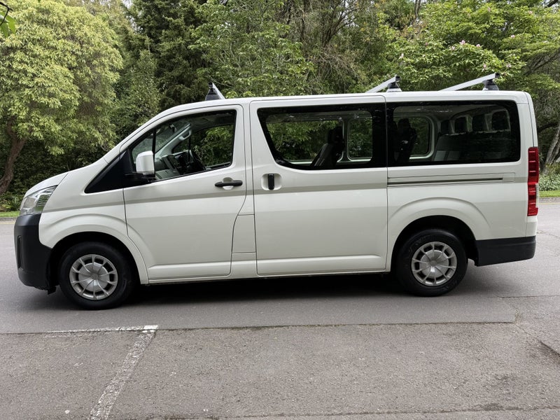 2022 Toyota Hiace ZR 2.8DT Automatic RWD Minibu... image 4