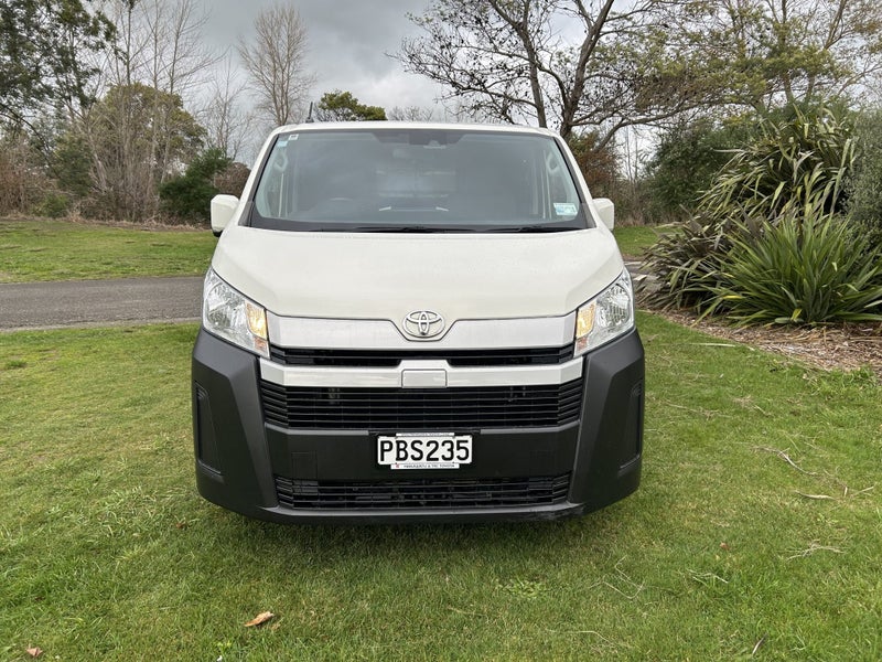 2022 Toyota Hiace ZR 2.8DT Automatic RWD Van image 2