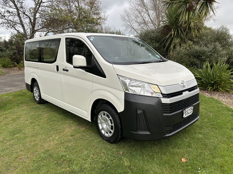 2022 Toyota Hiace ZR 2.8DT Automatic RWD Van image 3