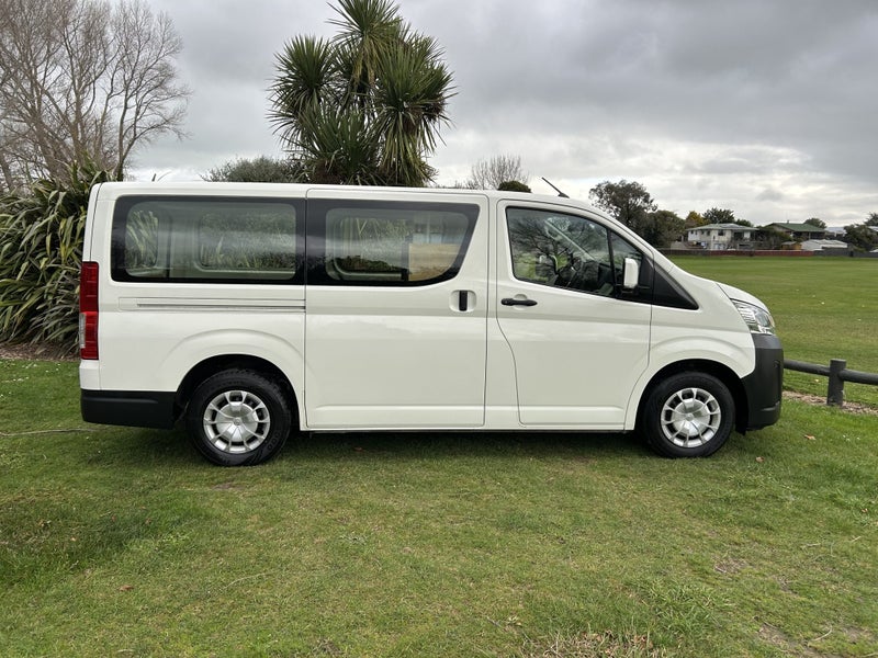2022 Toyota Hiace ZR 2.8DT Automatic RWD Van image 5