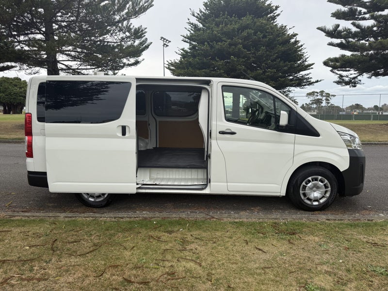 2022 Toyota Hiace ZR 2.8DT Automatic RWD Van image 2