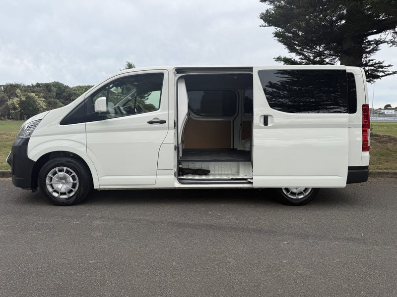 2022 Toyota Hiace ZR 2.8DT Automatic RWD Van image 3