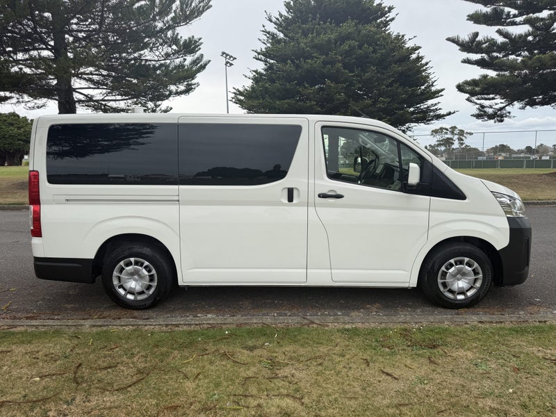 2022 Toyota Hiace ZR 2.8DT Automatic RWD Van image 5