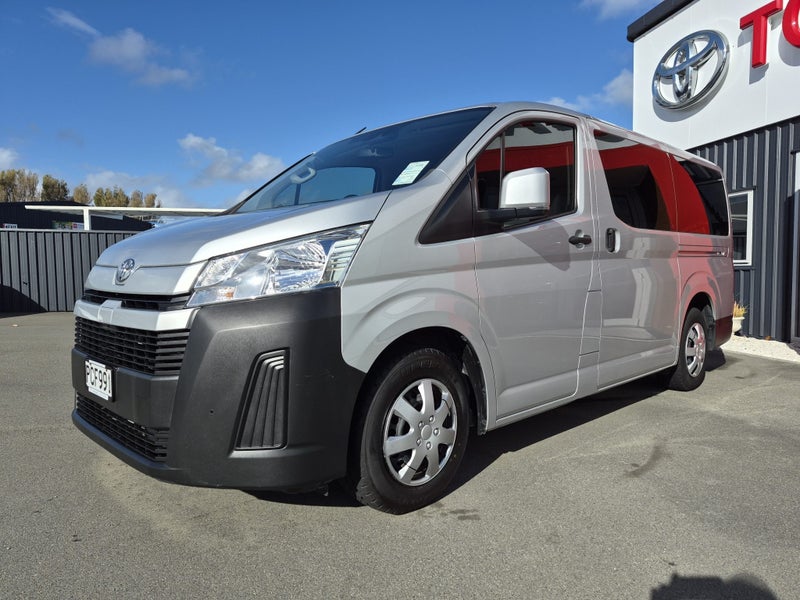 2022 Toyota Hiace ZR 2.8DT Manual RWD Van image 3