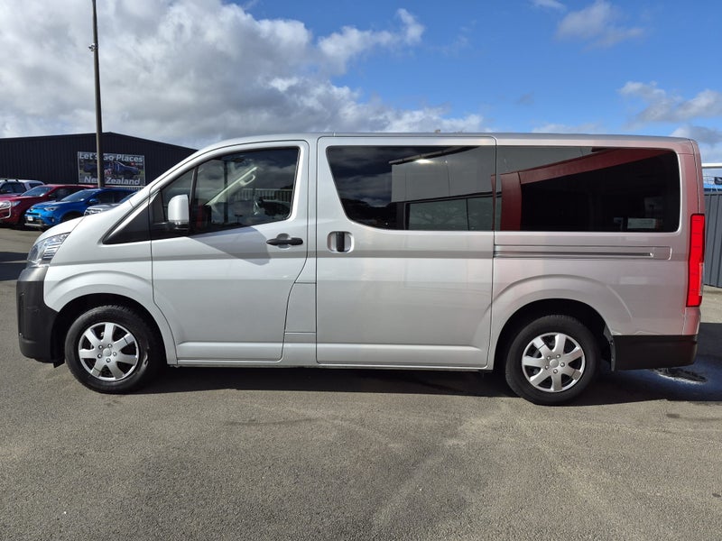 2022 Toyota Hiace ZR 2.8DT Manual RWD Van image 5