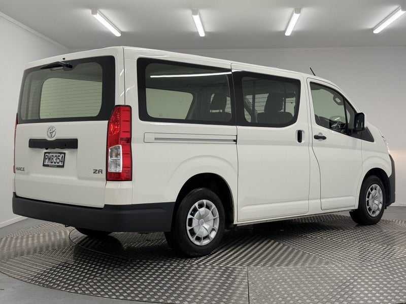 2022 Toyota Hiace ZR 2.8DT RWD image 3