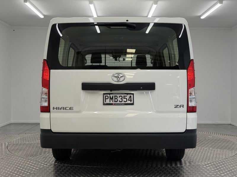 2022 Toyota Hiace ZR 2.8DT RWD image 4