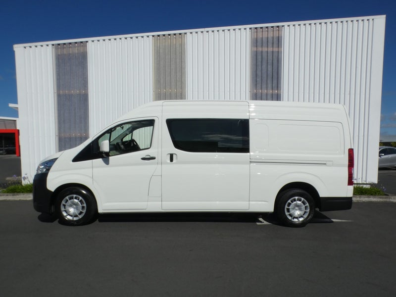 2022 Toyota Hiace ZX image 4