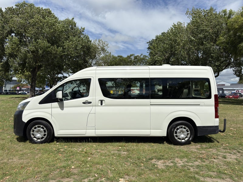 2022 Toyota Hiace ZX 2.8DT Automatic 12 Seat Mi... image 4