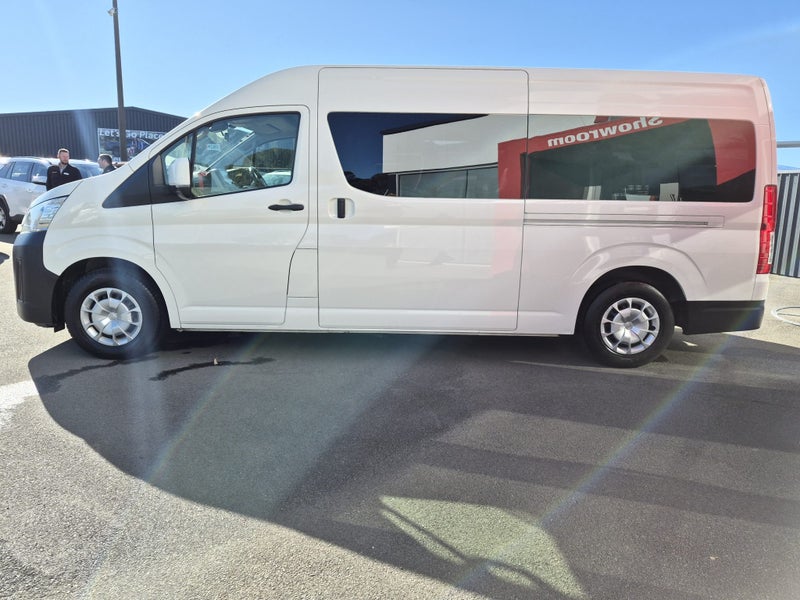 2022 Toyota Hiace ZX 2.8DT Automatic RWD Minibu... image 5