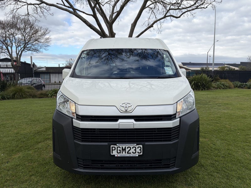 2022 Toyota Hiace ZX 2.8DT Automatic RWD Minibu... image 2