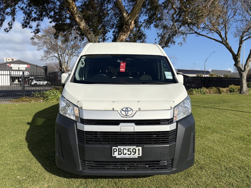 2022 Toyota Hiace ZX 2.8DT Automatic RWD Van image 2