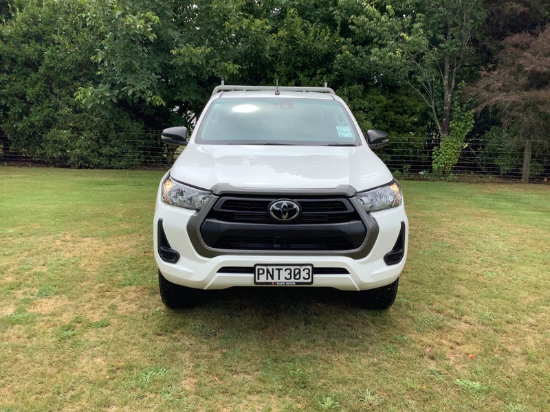 2022 Toyota Hilux Extra Cab SR 2.8DT 4WD image 3