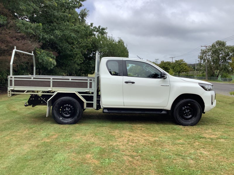 2022 Toyota Hilux Extra Cab SR 2.8DT 4WD image 4