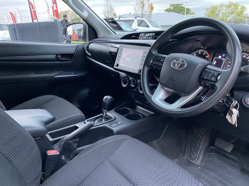 2022 Toyota Hilux SR 2.8DT 6AT 2WD Extra Cab Fl... image 5