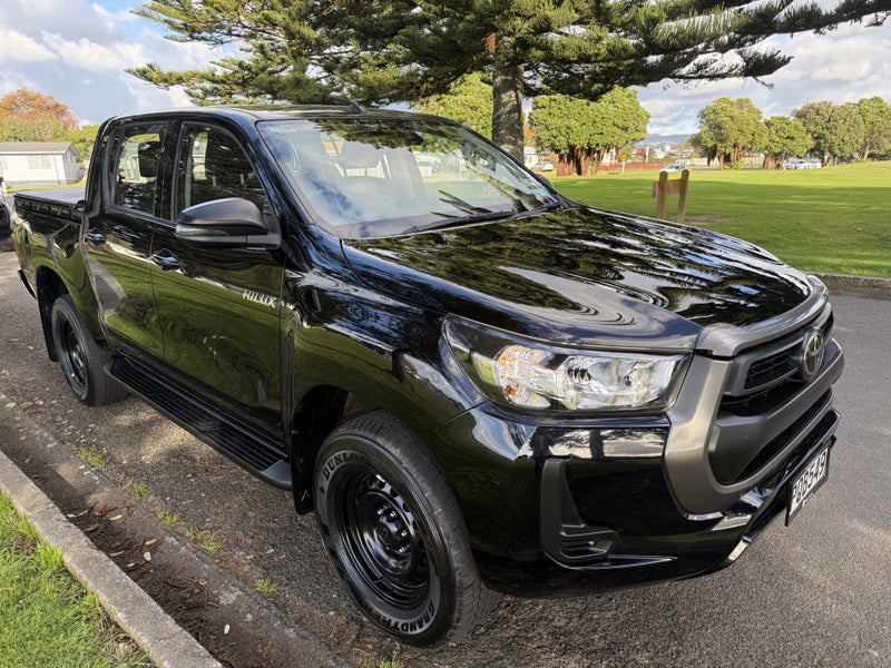 2022 Toyota Hilux SR 2.8DT Automatic 2WD Double... image 2