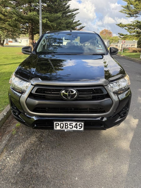 2022 Toyota Hilux SR 2.8DT Automatic 2WD Double... image 5
