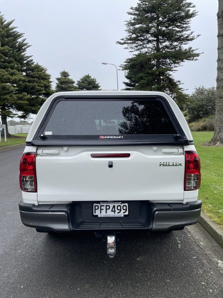 2022 Toyota Hilux SR 2.8DT Automatic 4WD Double... image 5