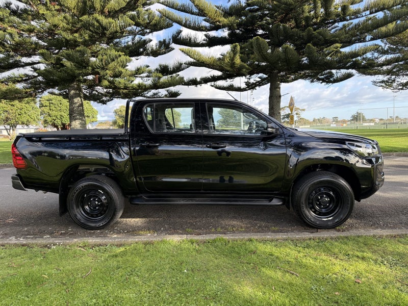2022 Toyota Hilux SR 2.8DT Automatic Double Cab... image 2