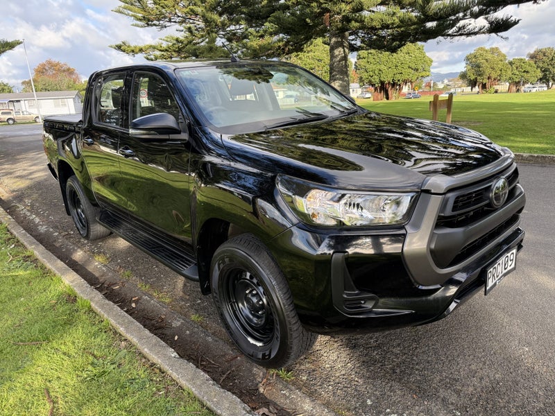 2022 Toyota Hilux SR 2.8DT Automatic Double Cab... image 3