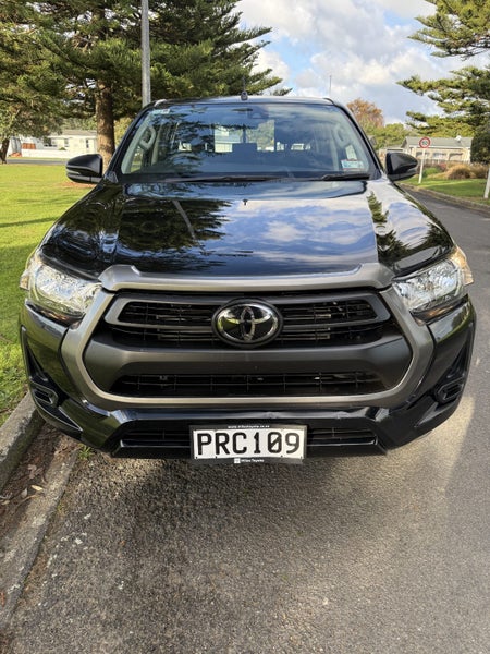 2022 Toyota Hilux SR 2.8DT Automatic Double Cab... image 5