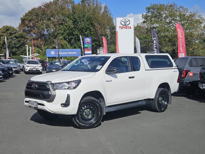 2022 Toyota Hilux SR 2.8DT Extra Cab 2WD image 2