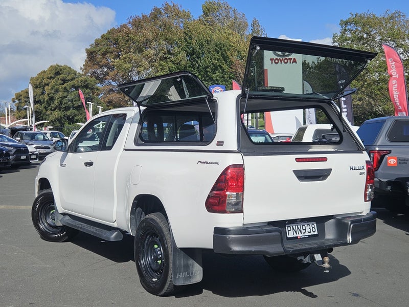 2022 Toyota Hilux SR 2.8DT Extra Cab 2WD image 3