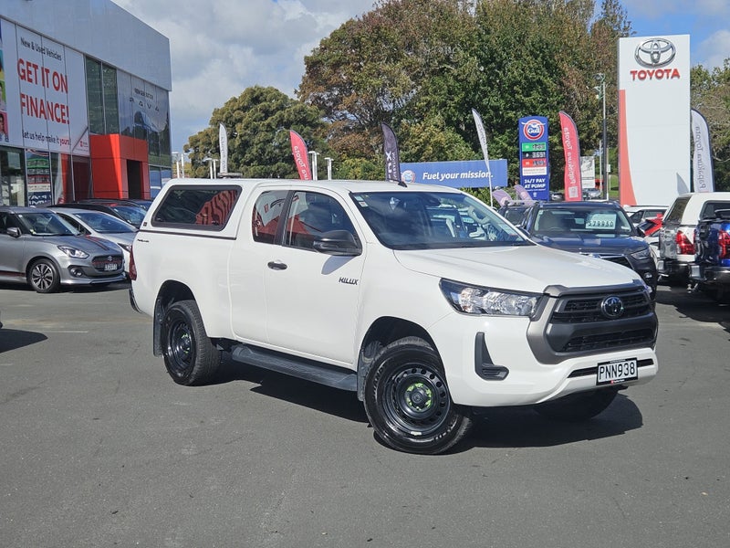 2022 Toyota Hilux SR 2.8DT Extra Cab 2WD image 5