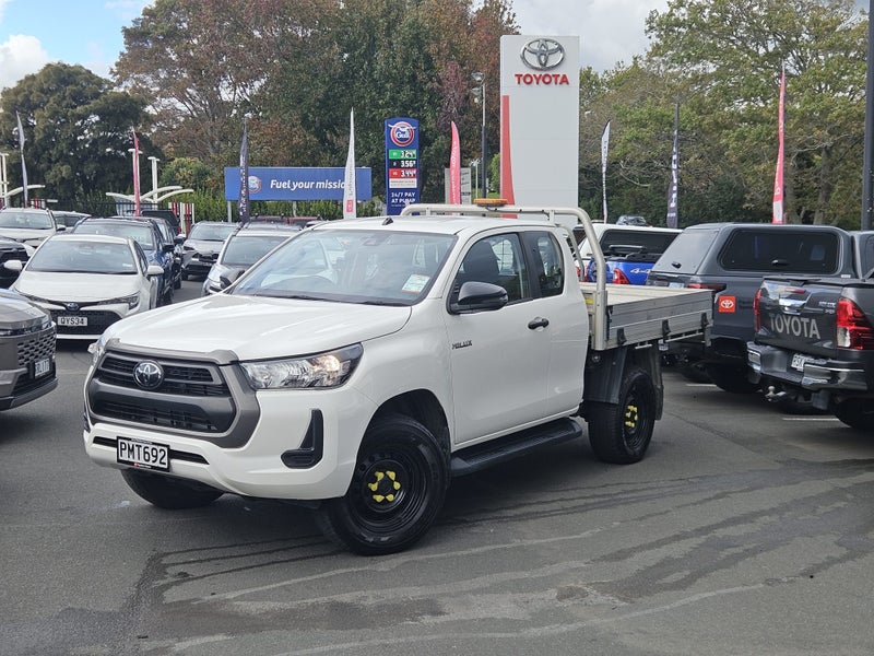 2022 Toyota Hilux SR 2.8DT Extra Cab Flatdeck image 2