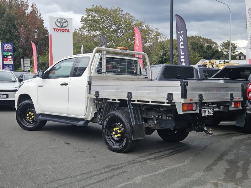 2022 Toyota Hilux SR 2.8DT Extra Cab Flatdeck image 3