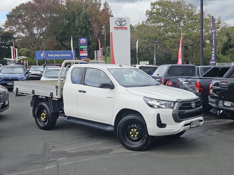 2022 Toyota Hilux SR 2.8DT Extra Cab Flatdeck image 5