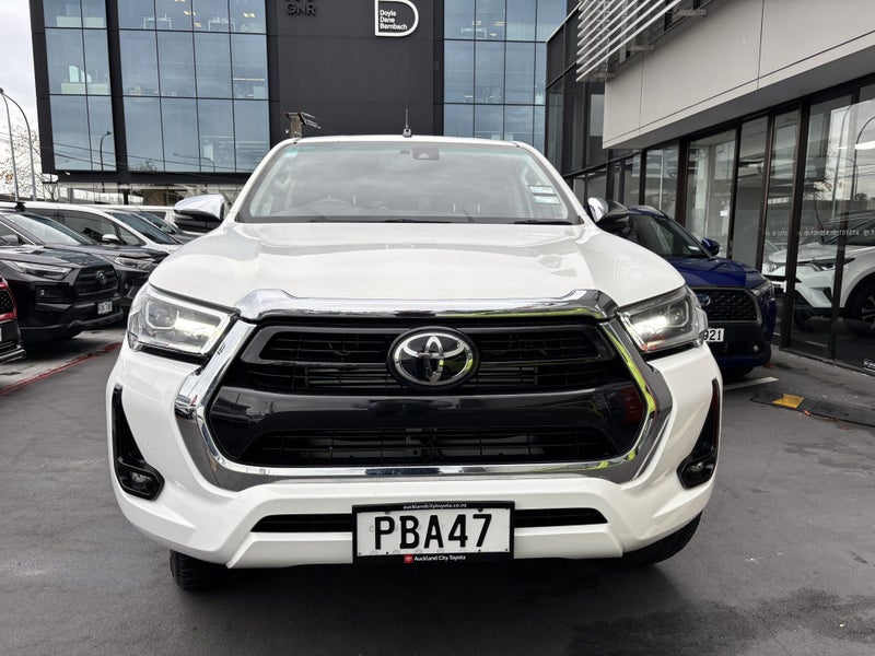 2022 Toyota Hilux SR5 2.8 DIESEL WORKHORSE image 4